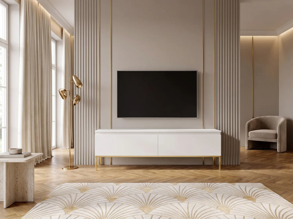 Meuble TV en bois blanc 150 cm doré BEMMI dans un salon Art déco lumineux aux tons chauds, vue de face