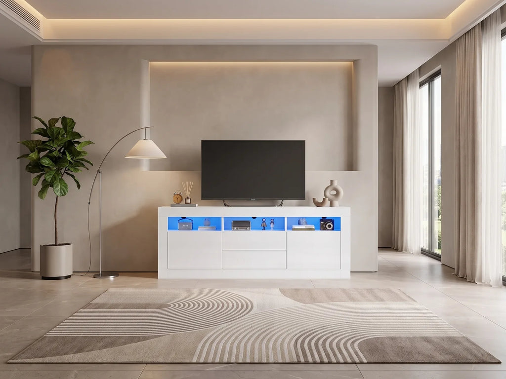 Meuble TV en bois blanc 160 cm 2 portes MERAX dans un salon moderne lumineux aux tons chauds, vue de face