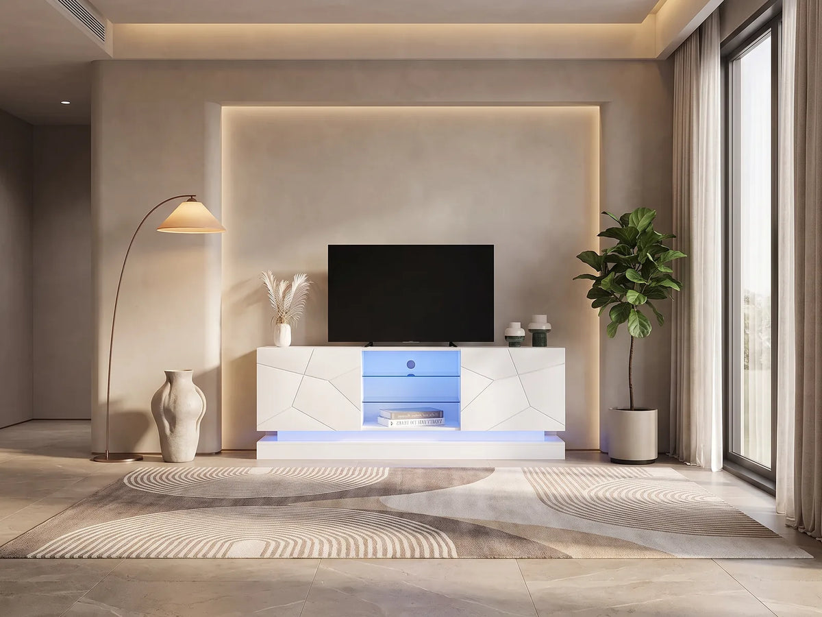 Meuble TV Blanc à Façades Géométriques avec LED 160 cm MODERNLUXE dans un salon moderne lumineux aux tons chauds, vue de face