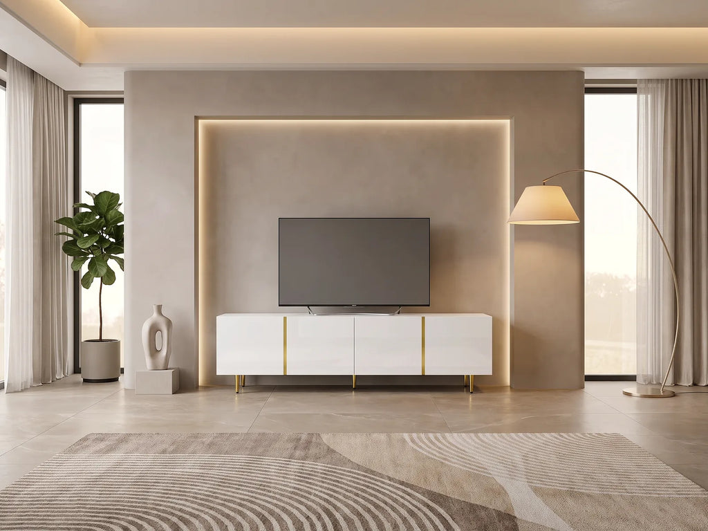 Meuble TV en bois blanc 170 cm 4 portes MODERNLUXE dans un salon moderne lumineux aux tons chauds, vue de face