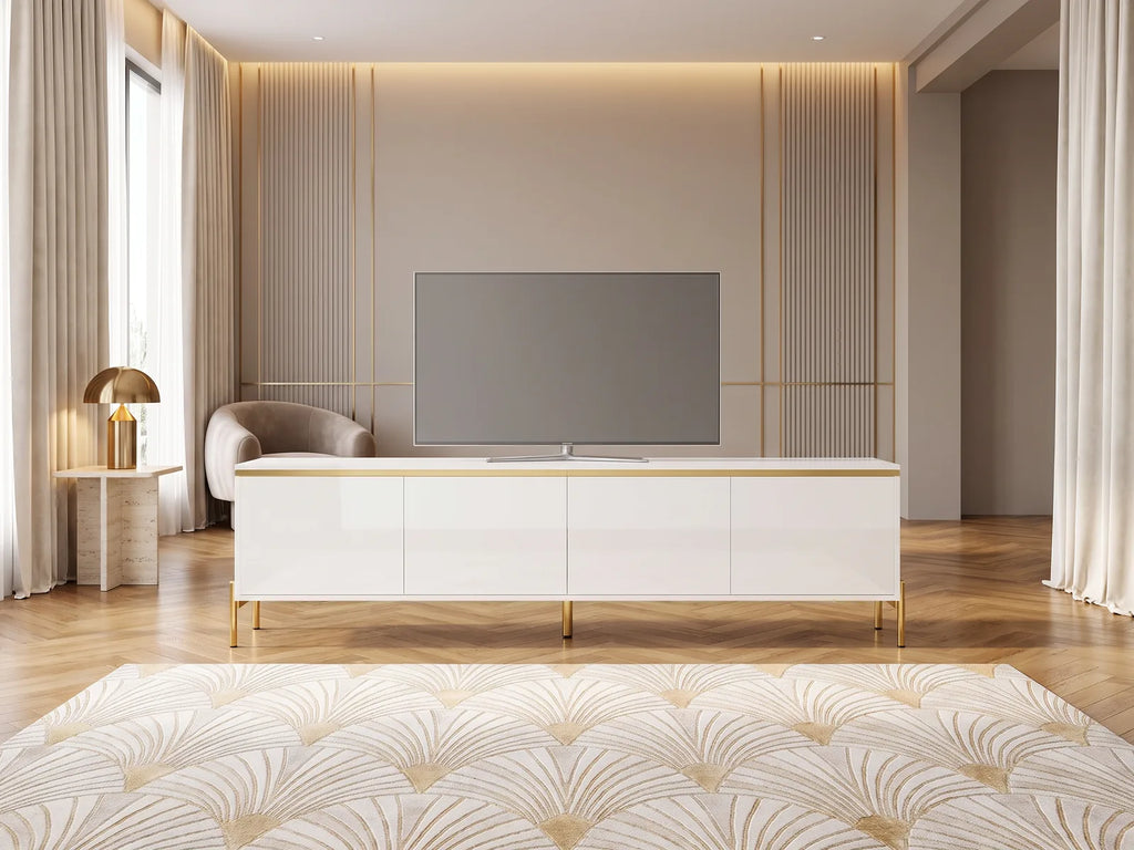 Meuble TV en bois blanc 170 cm MODERNLUXE dans un salon Art déco lumineux aux tons chauds, vue de face
