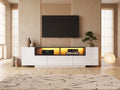 Meuble TV en bois blanc 180 cm 2 portes MODERNLUXE dans un salon japandi lumineux aux tons chauds, vue de face