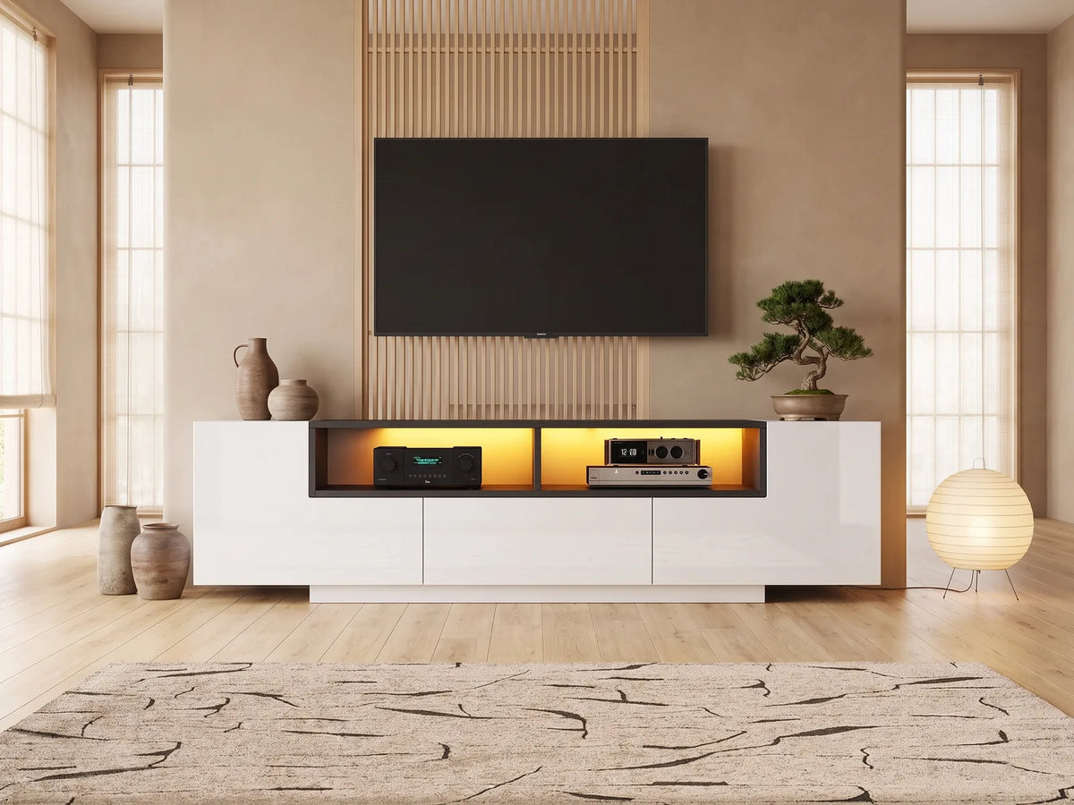 Meuble TV Blanc Laqué avec LED 1 Tiroir et 2 Portes 180 cm MODERNLUXE dans un salon japandi lumineux aux tons chauds, vue de face