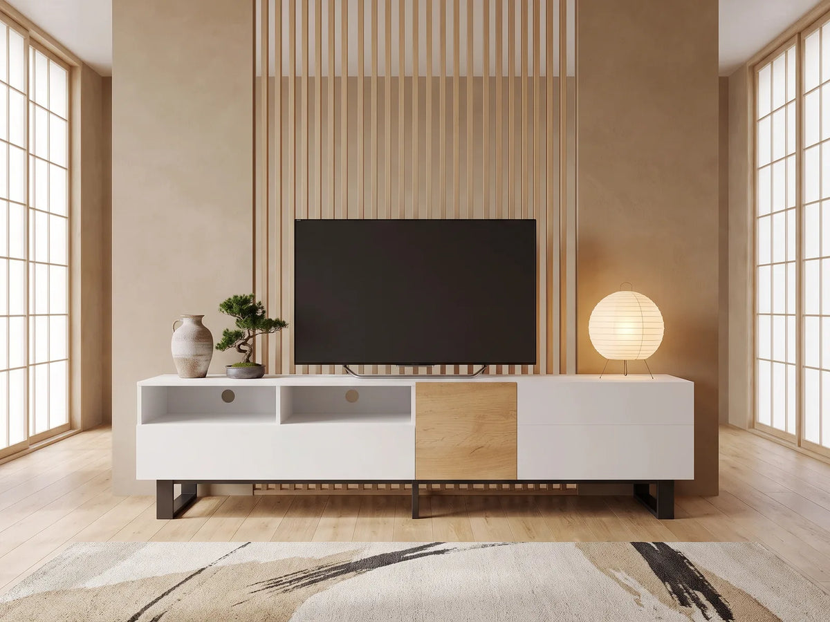 Meuble TV en bois blanc 180 cm 2 tiroirs MODERNLUXE dans un salon japandi lumineux aux tons chauds, vue de face