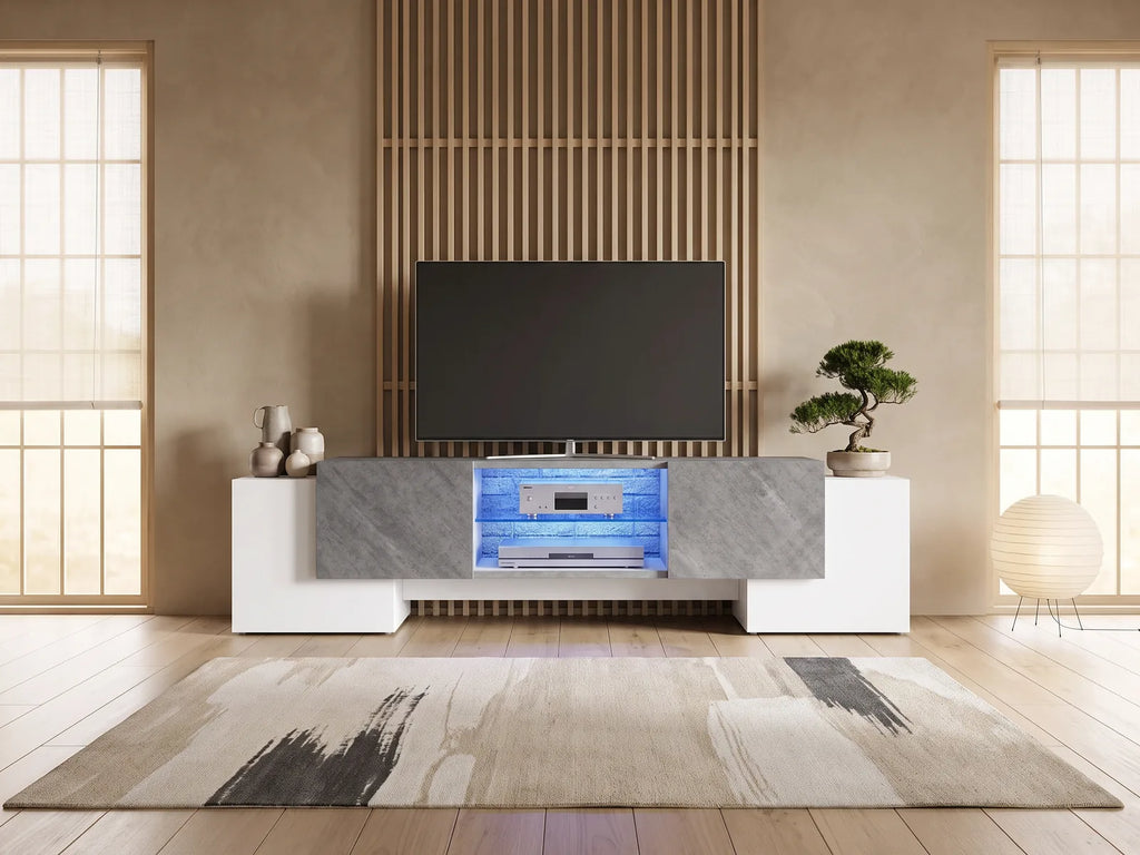 Meuble TV en bois blanc 180 cm 4 portes MODERNLUXE dans un salon japandi lumineux aux tons chauds, vue de face