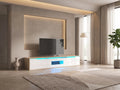 Meuble TV en bois blanc 180 cm avec LED MODERNLUXE dans un salon moderne lumineux aux tons chauds, vue de face