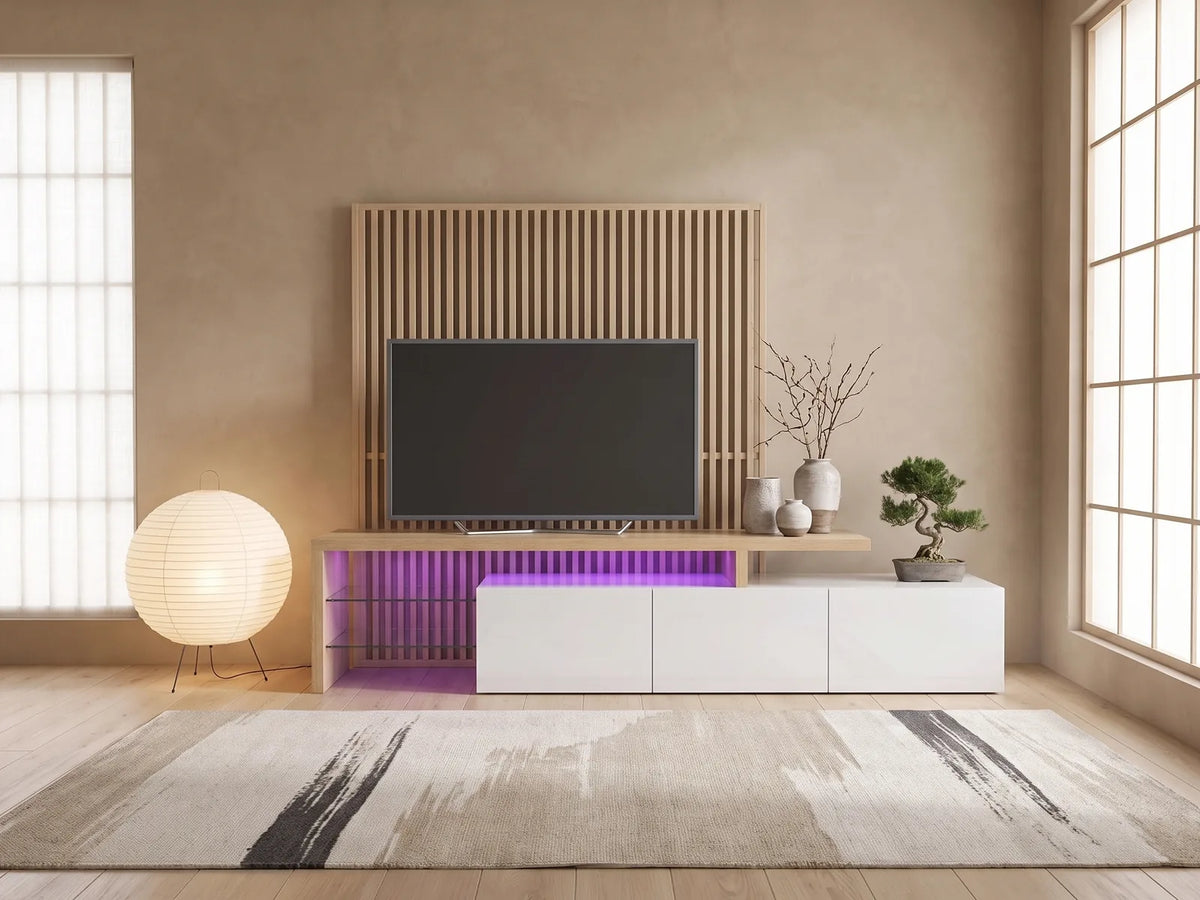 Meuble TV en bois blanc 198 cm MODERNLUXE dans un salon japandi lumineux aux tons chauds, vue de face