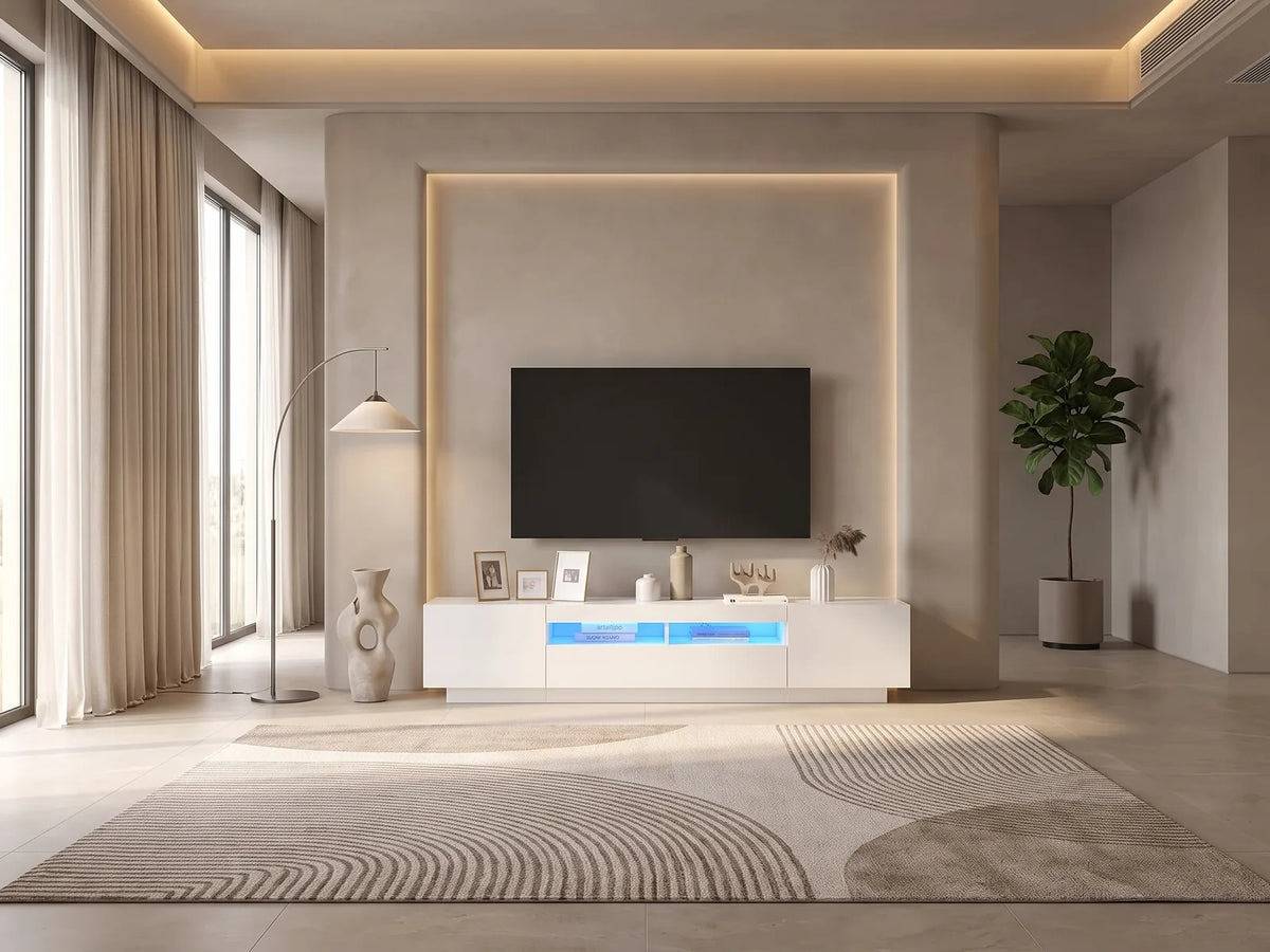 Meuble TV en bois blanc 200 cm MAISON CHIC dans un salon moderne lumineux aux tons chauds, vue de face
