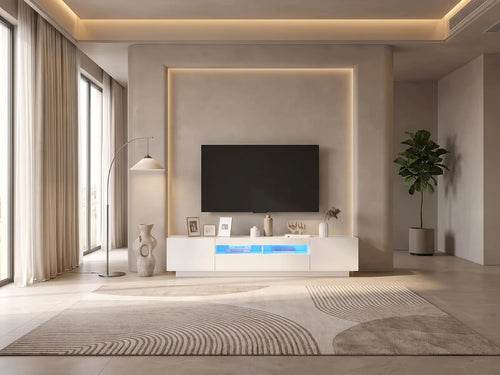Meuble TV en bois blanc 200 cm MAISON CHIC dans un salon moderne lumineux aux tons chauds, vue de face