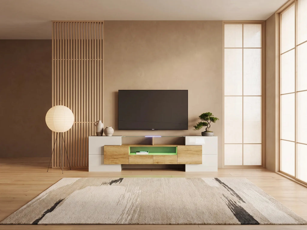 Meuble TV en bois blanc 200 cm MODERNLUXE dans un salon japandi lumineux aux tons chauds, vue de face
