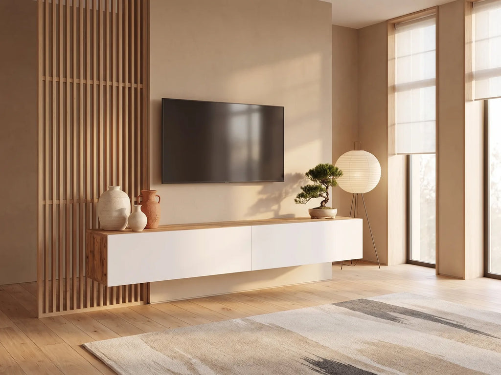 Meuble TV en bois blanc AUBEPINA dans un salon japandi lumineux aux tons chauds, vue de face