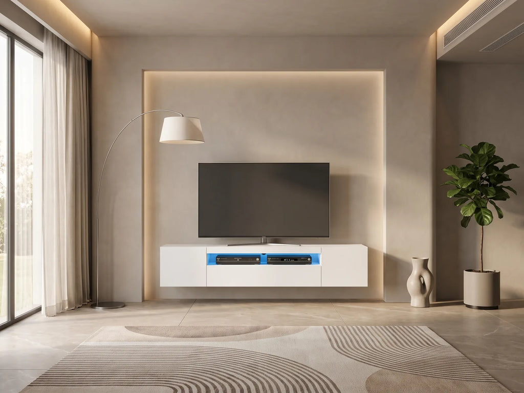 Meuble TV en bois blanc AURA dans un salon moderne lumineux aux tons chauds, vue de face