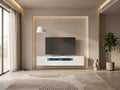 Meuble TV en bois blanc AURA dans un salon moderne lumineux aux tons chauds, vue de face