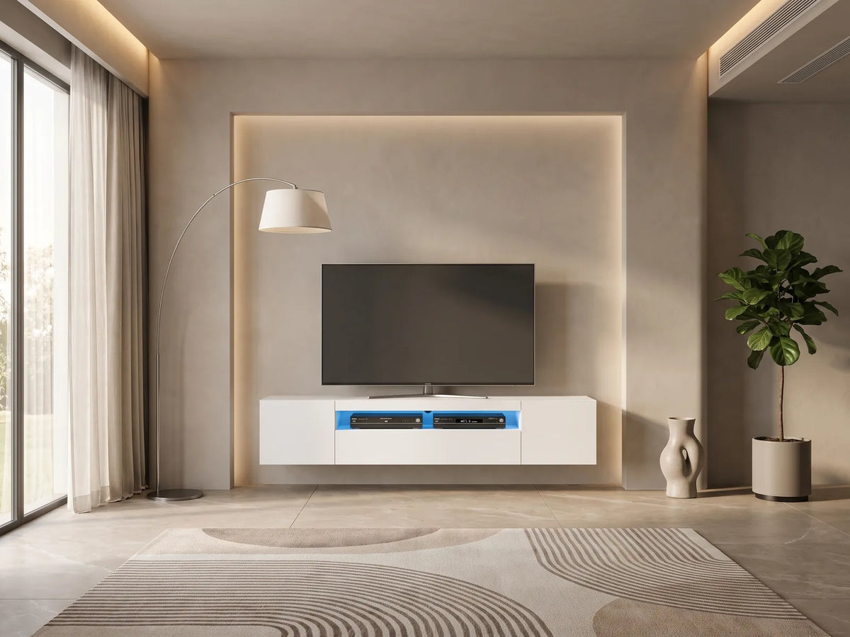 Meuble TV en bois blanc AURA dans un salon moderne lumineux aux tons chauds, vue de face