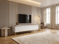 Meuble TV en bois blanc BEMMI dans un salon Art déco lumineux aux tons chauds, vue de face
