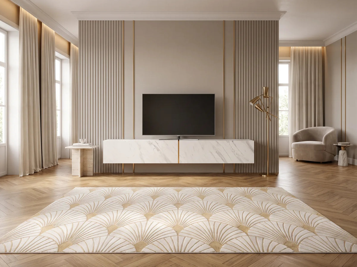 Meuble TV en bois blanc BISIRA dans un salon Art déco lumineux aux tons chauds, vue de face