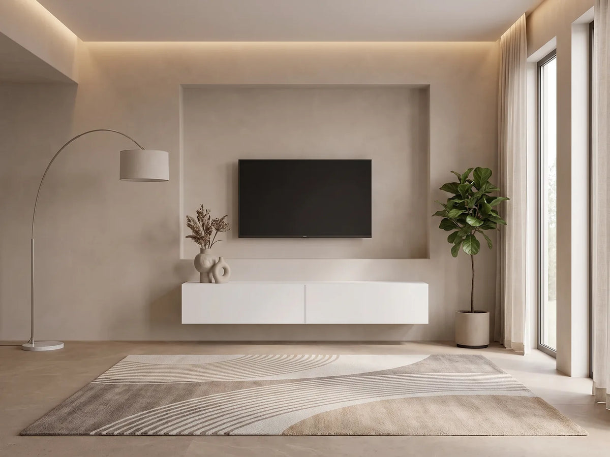Meuble TV en bois blanc CALICOSY dans un salon moderne lumineux aux tons chauds, vue de face