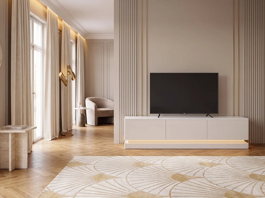 Meuble TV en bois blanc DEVIKA dans un salon Art déco lumineux aux tons chauds, vue de face
