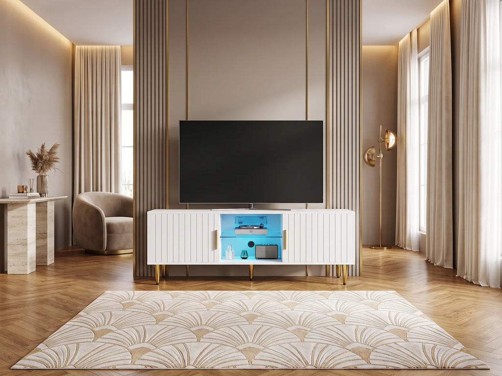 Meuble TV en bois blanc DRIPEX dans un salon Art déco lumineux aux tons chauds, vue de face