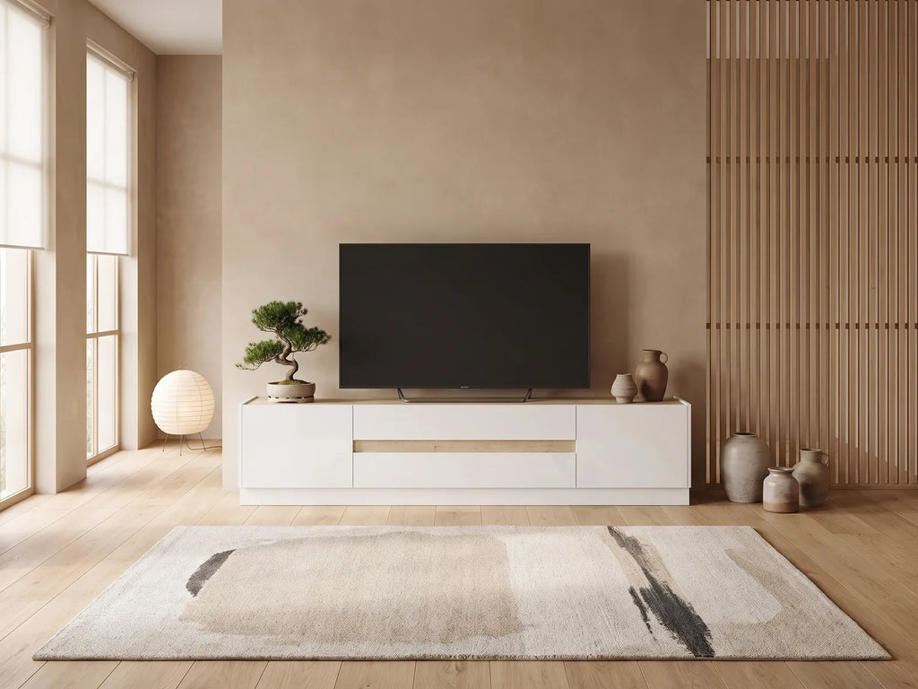 Meuble TV en bois blanc EMORA dans un salon japandi lumineux aux tons chauds, vue de face