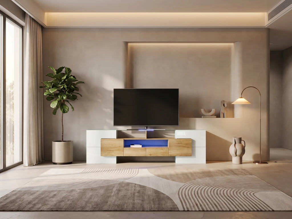 Meuble TV en bois blanc EUROTUBE FR dans un salon moderne lumineux aux tons chauds, vue de face
