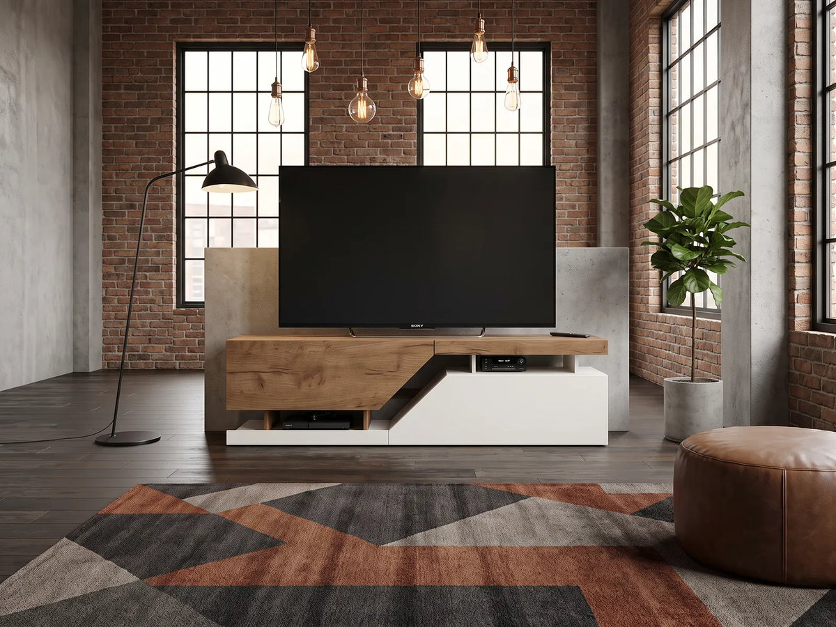 Meuble TV en bois blanc HABITAT ET JARDIN dans un salon industriel lumineux aux tons chauds, vue de face