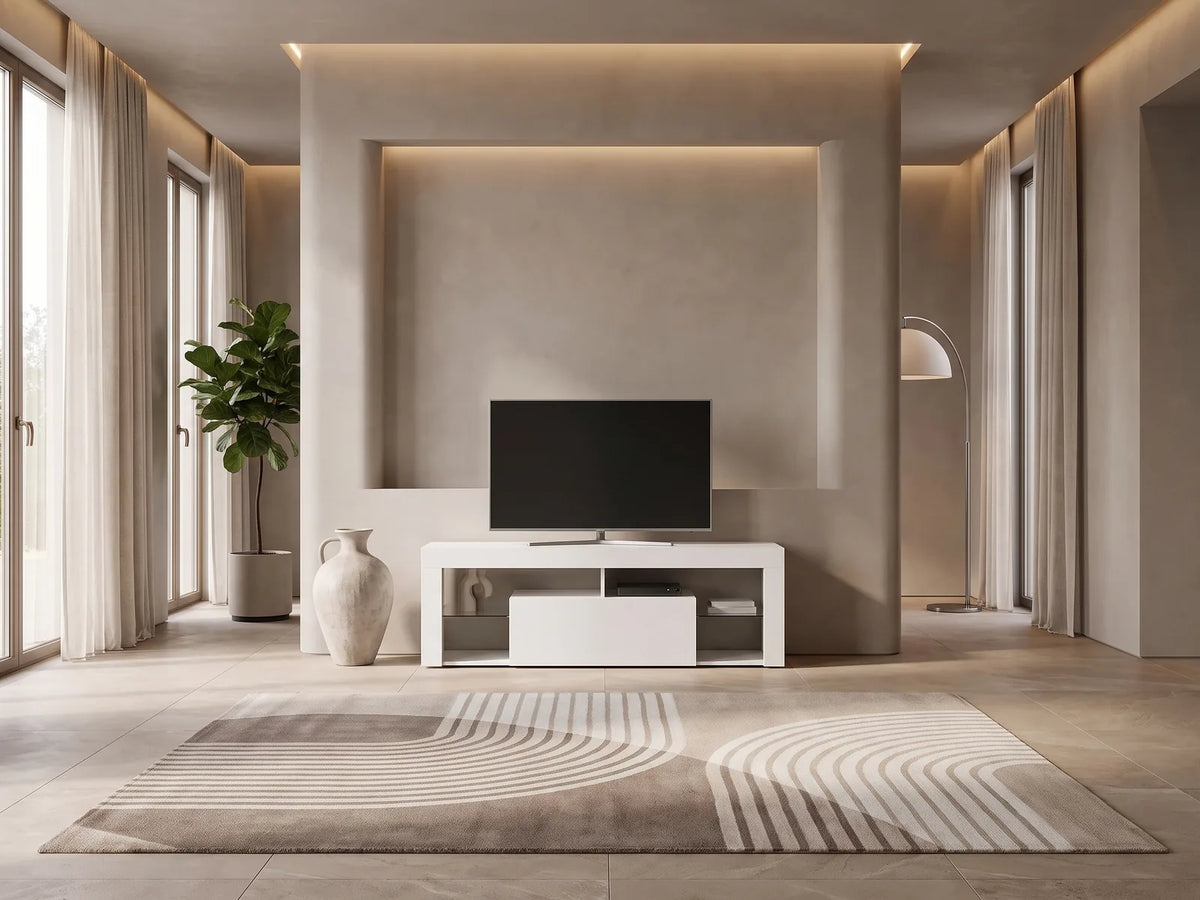 Meuble TV en bois blanc HAPPY GARDEN dans un salon moderne lumineux aux tons chauds, vue de face