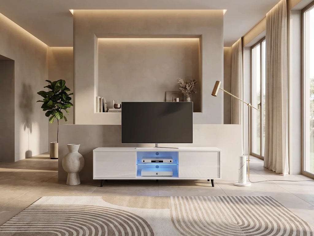 Meuble TV en bois blanc LEFYR dans un salon moderne lumineux aux tons chauds, vue de face