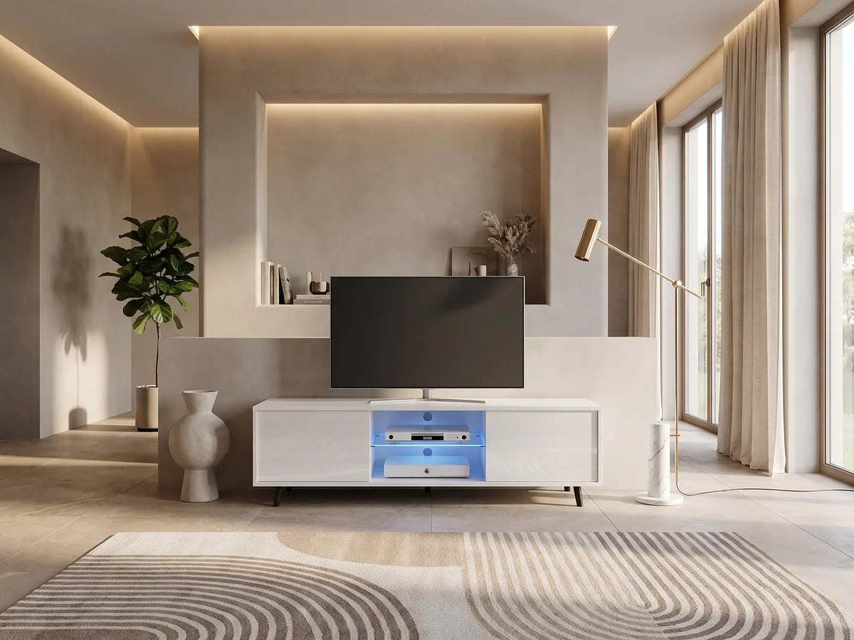 Meuble TV en bois blanc LEFYR dans un salon moderne lumineux aux tons chauds, vue de face