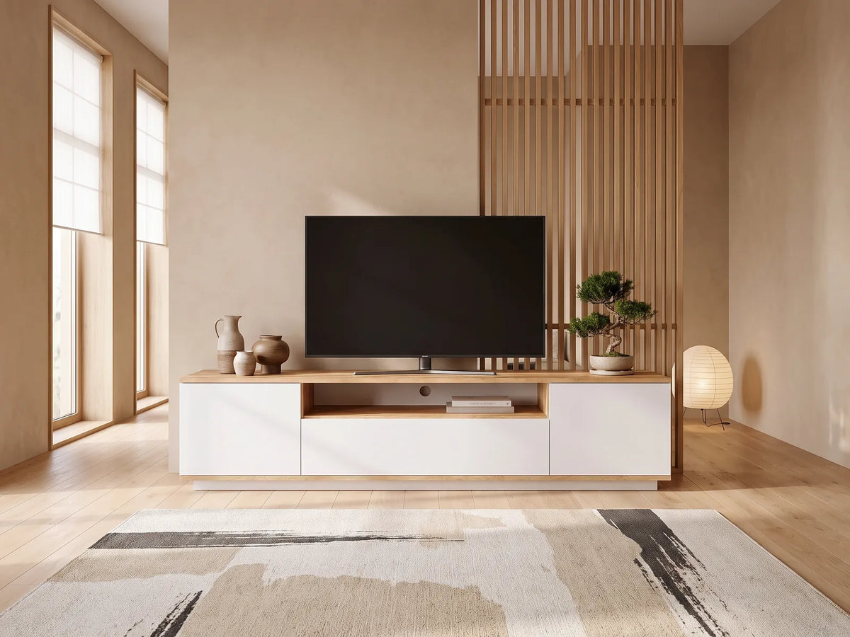 Meuble TV en bois blanc LOTULA dans un salon japandi lumineux aux tons chauds, vue de face