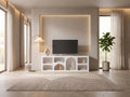 Meuble TV en bois blanc LUELA dans un salon moderne lumineux aux tons chauds, vue de face
