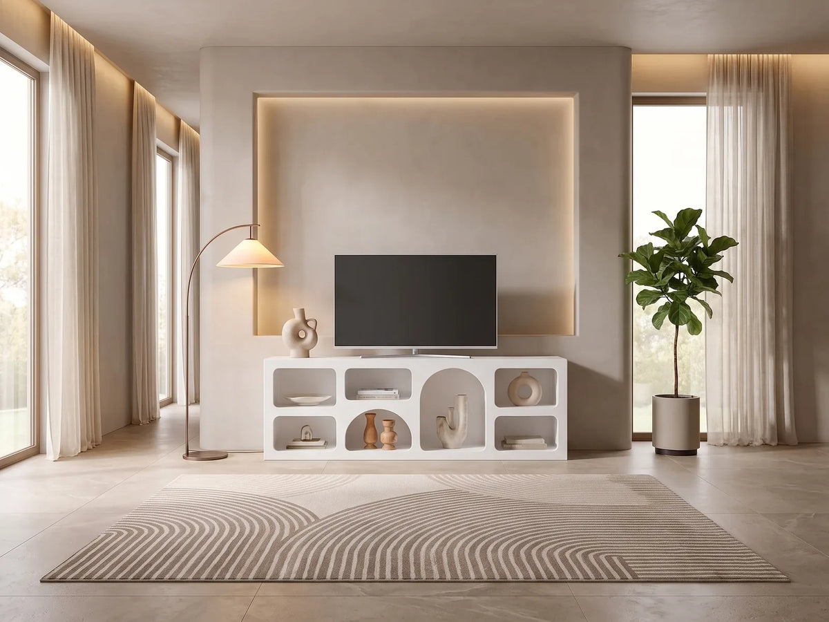 Meuble TV en bois blanc LUELA dans un salon moderne lumineux aux tons chauds, vue de face