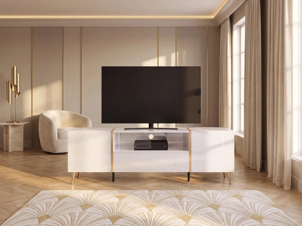 Meuble TV en bois blanc MARZIALO dans un salon Art déco lumineux aux tons chauds, vue de face