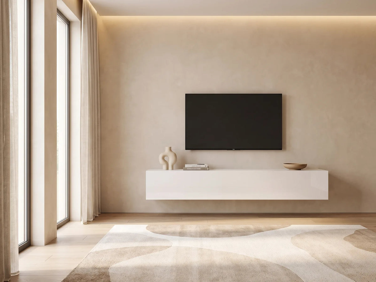 Meuble TV Suspendu Blanc Brillant 180 cm MB MUEBLES BONITOS dans un salon minimaliste lumineux aux tons chauds, vue de face