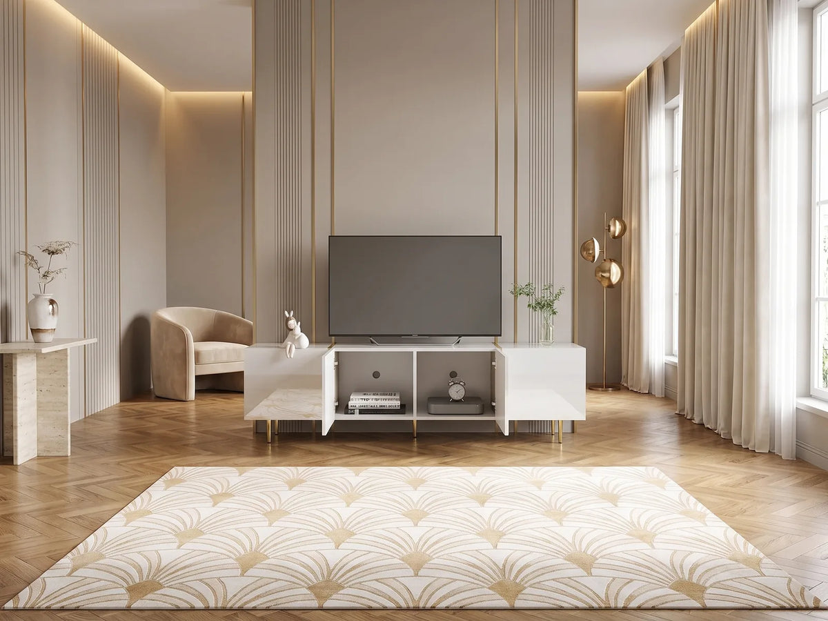 Meuble TV en bois blanc MERAX dans un salon Art déco lumineux aux tons chauds, vue de face