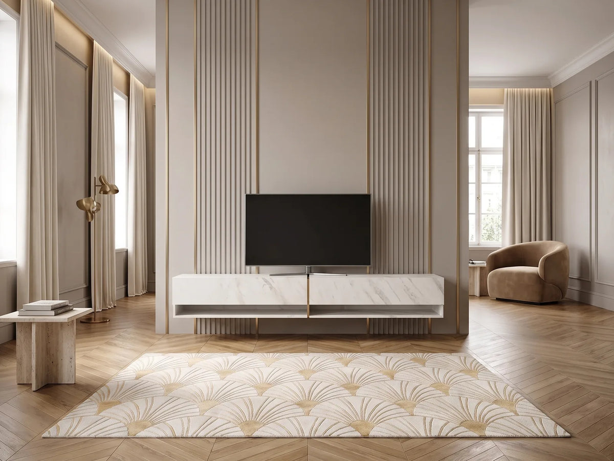 Meuble TV Suspendu Effet Marbre Blanc et Doré 200 cm MIRRGO dans un salon Art déco lumineux aux tons chauds, vue de face