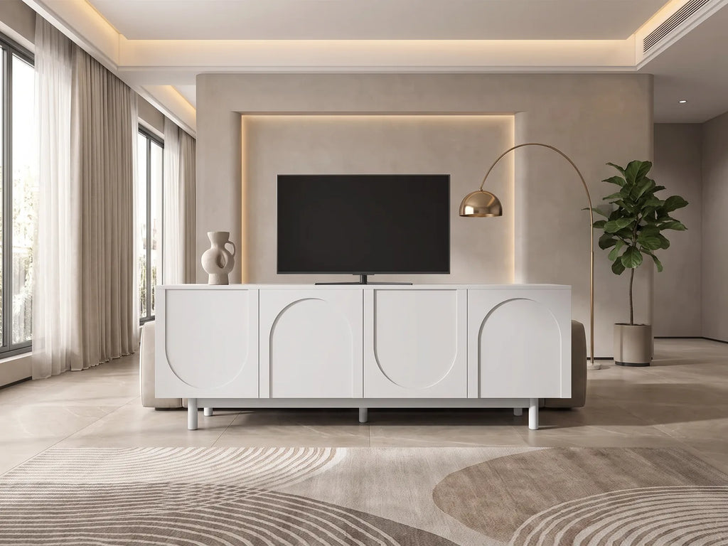 Meuble TV en bois blanc MODERNLUXE dans un salon moderne lumineux aux tons chauds, vue de face