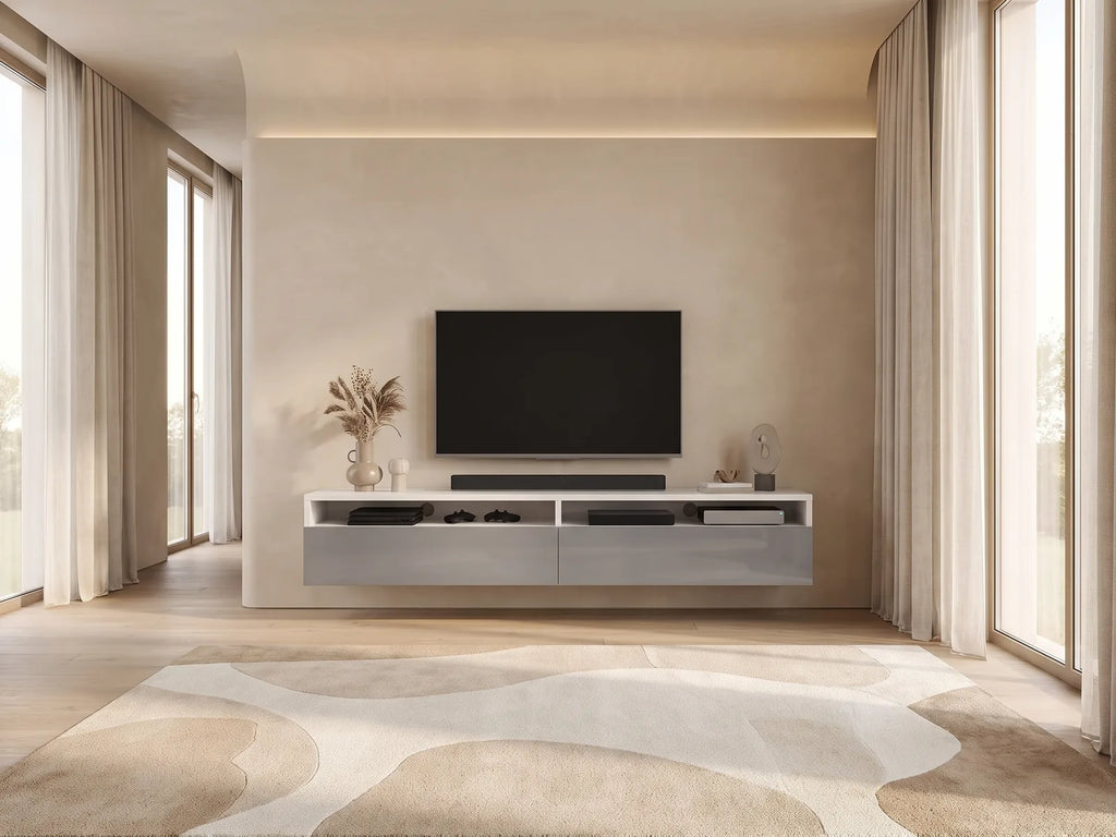 Meuble TV en bois blanc REDNAW dans un salon minimaliste lumineux aux tons chauds, vue de face