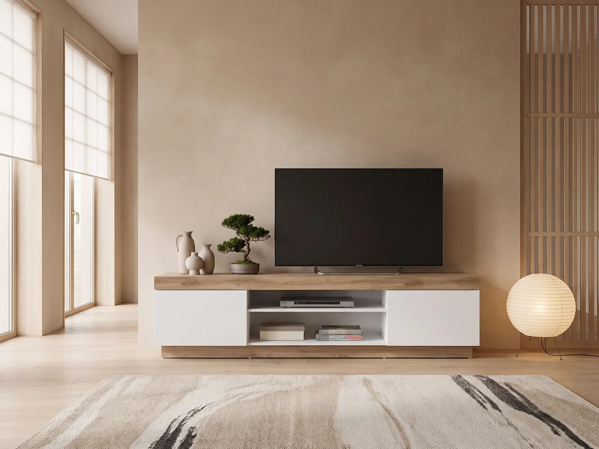 Meuble TV Bois et Blanc à Niches Ouvertes 180 cm RENIRI dans un salon japandi lumineux aux tons chauds, vue de face