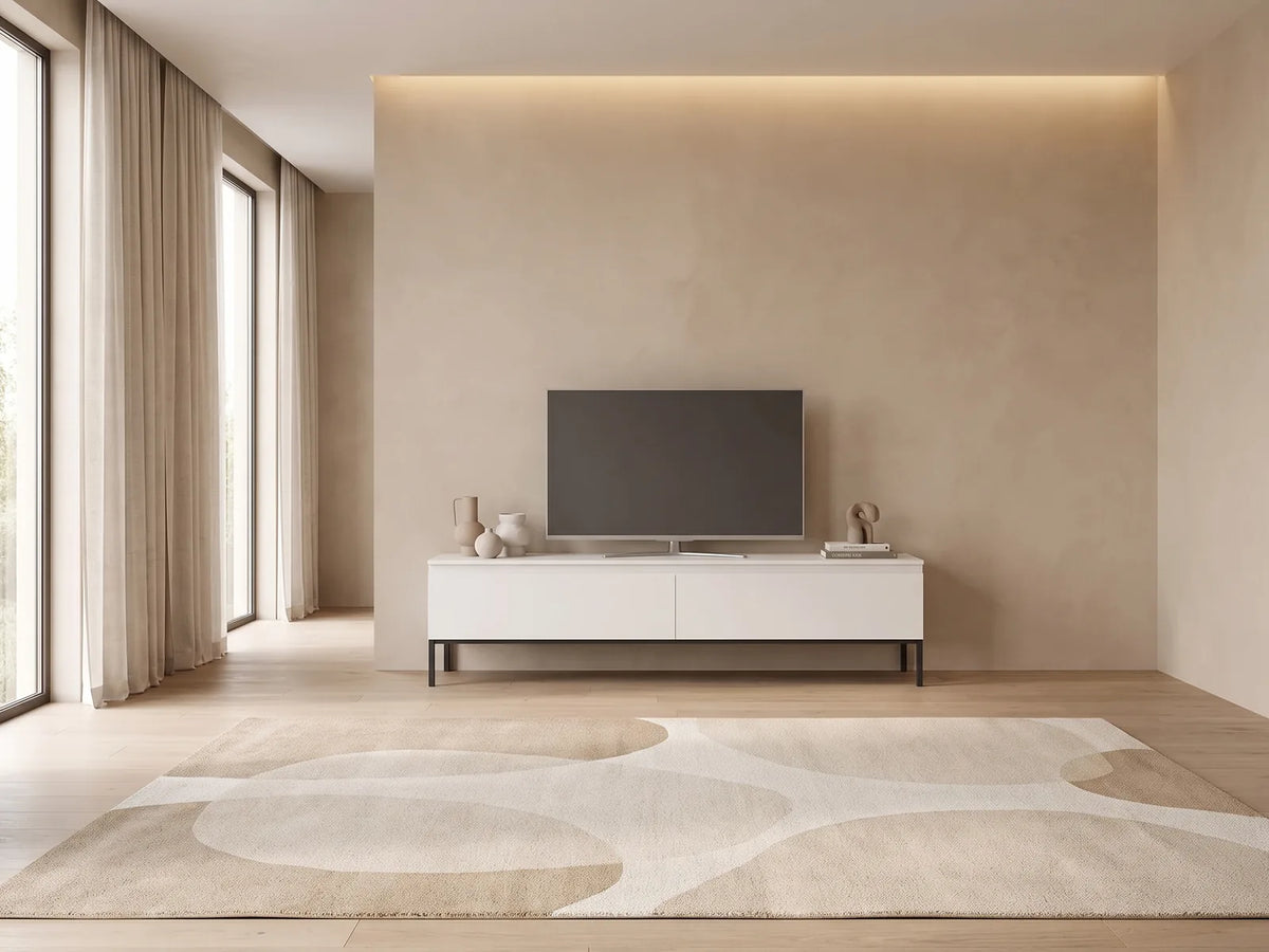 Meuble TV en bois blanc SELSEY dans un salon minimaliste lumineux aux tons chauds, vue de face