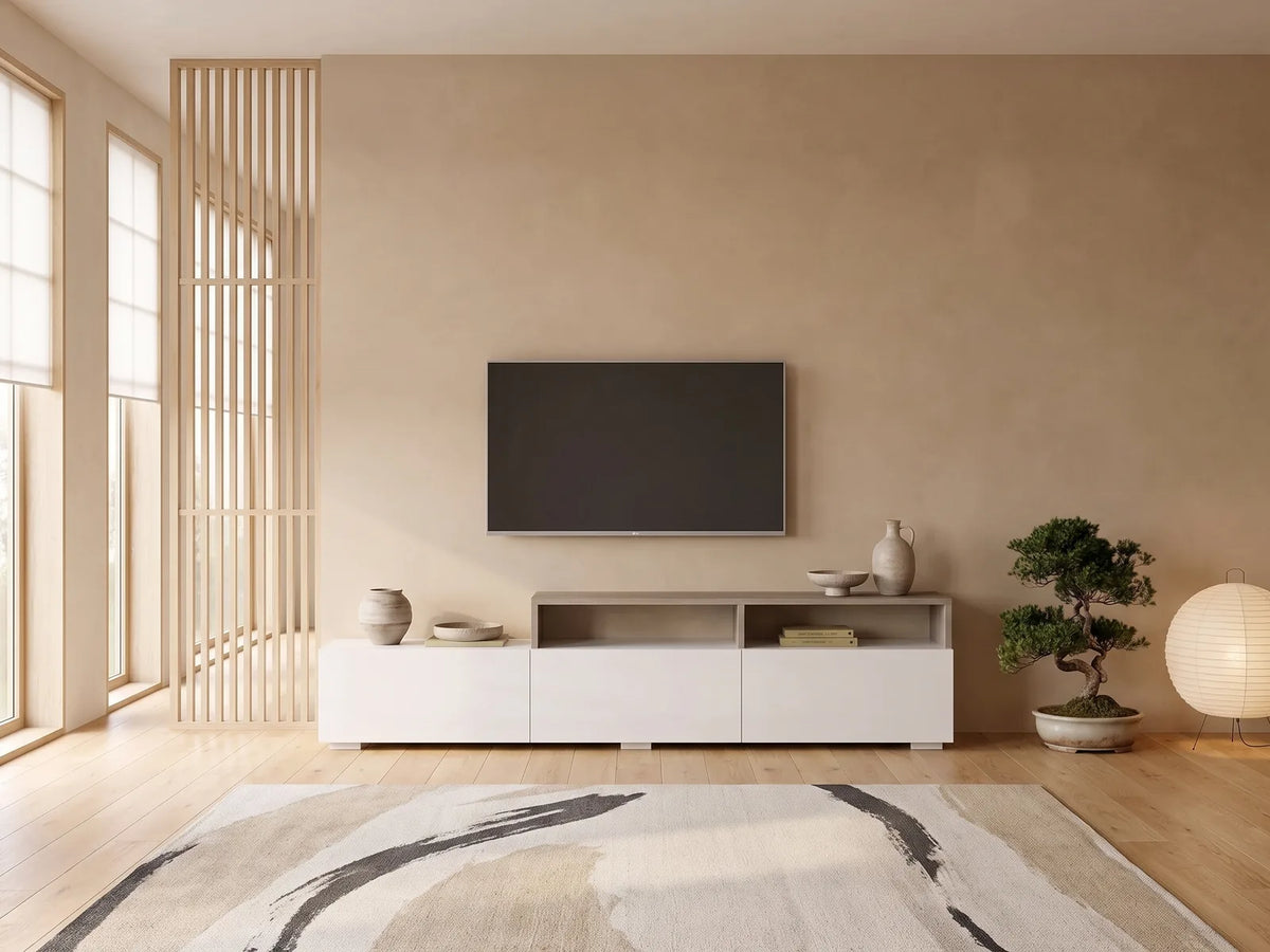 Ensemble Meuble TV Bois et Blanc avec Étagères Murales 210 cm TALOLI II dans un salon japandi lumineux aux tons chauds, vue de face