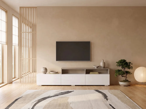 Meuble TV en bois blanc TALOLI II dans un salon japandi lumineux aux tons chauds, vue de face