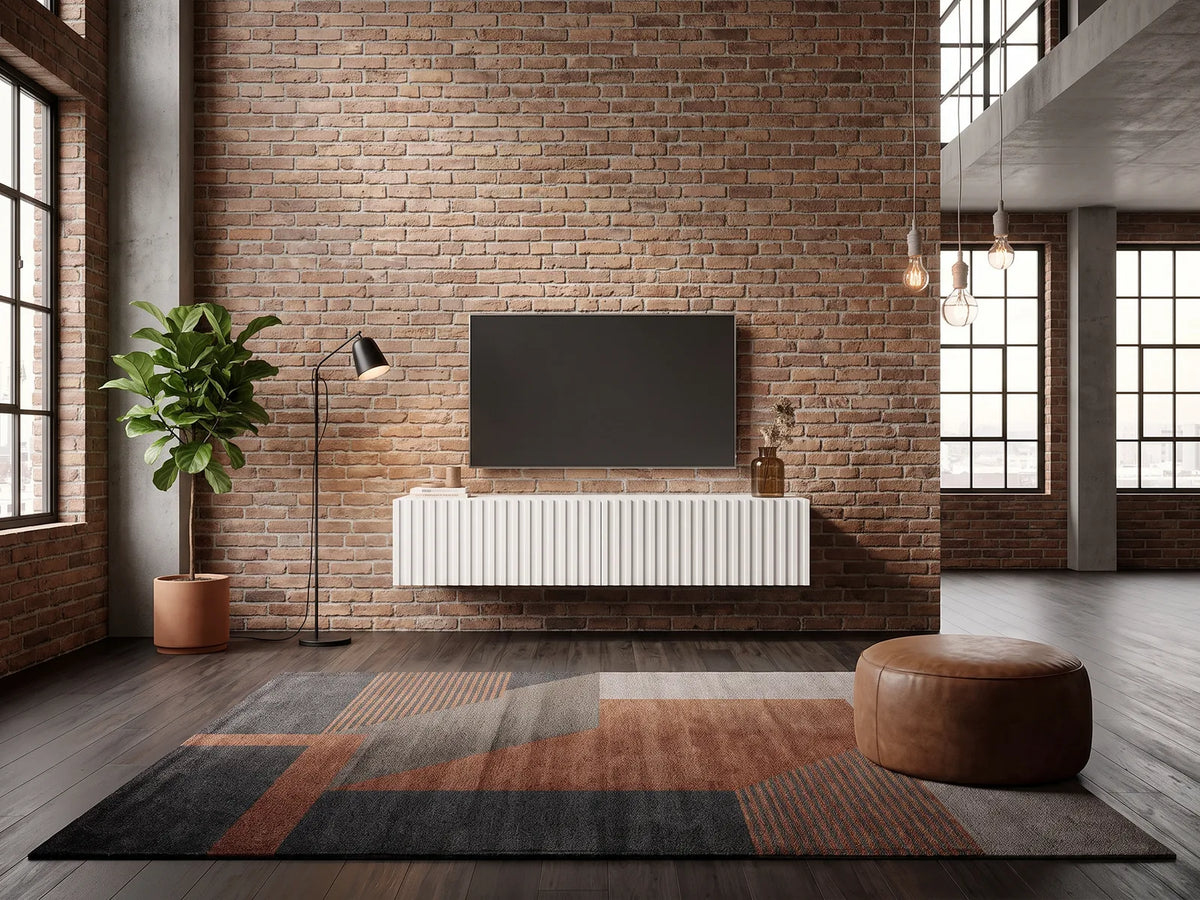 Meuble TV Suspendu Blanc Rainuré 140 cm TELIRE dans un salon industriel lumineux aux tons chauds, vue de face