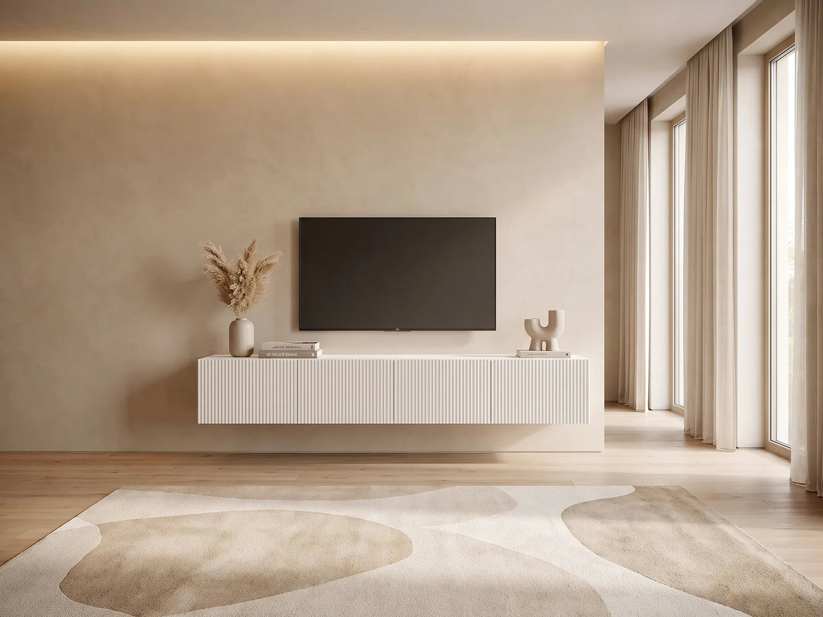 Meuble TV en bois blanc VELDIO dans un salon minimaliste lumineux aux tons chauds, vue de face