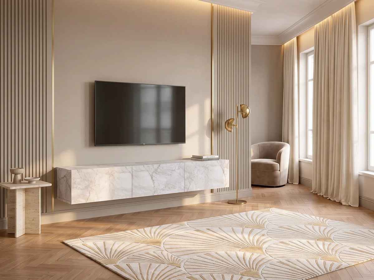 Meuble TV Suspendu Effet Marbre Blanc 3 Portes 180 cm VIKILA dans un salon Art déco lumineux aux tons chauds, vue de face
