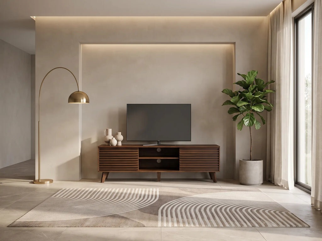 Meuble TV en bois marron FRIBOURG dans un salon moderne lumineux aux tons chauds, vue de face