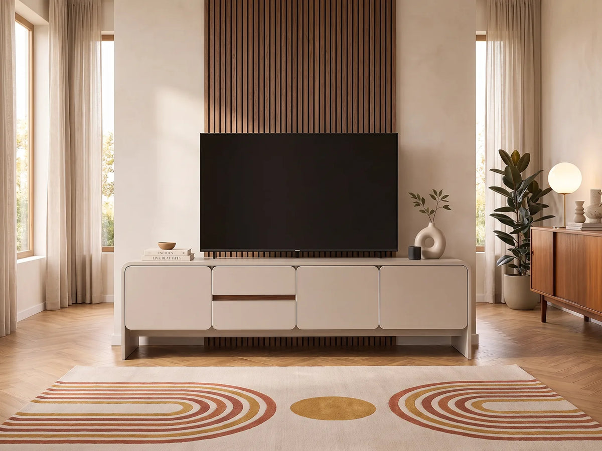 Meuble TV Beige et Bois Arrondi 3 Portes 180 cm DYSARA dans un salon vintage lumineux aux tons chauds, vue de face