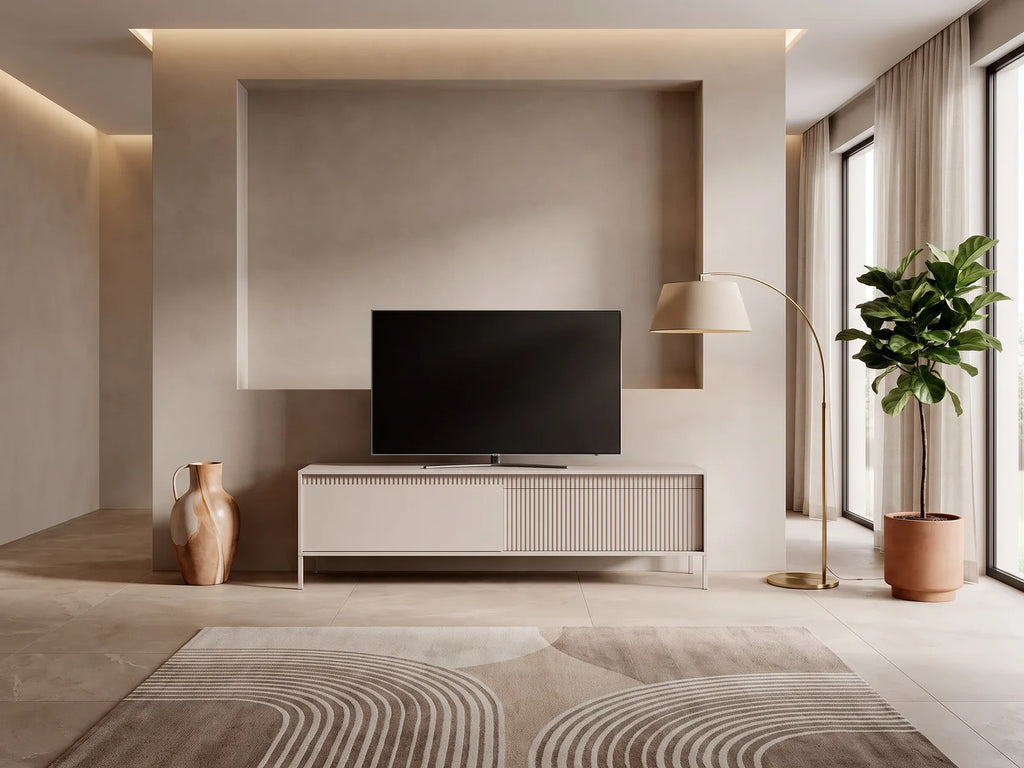 Meuble TV en bois moderne NURSEMA dans un salon moderne lumineux aux tons chauds, vue de face