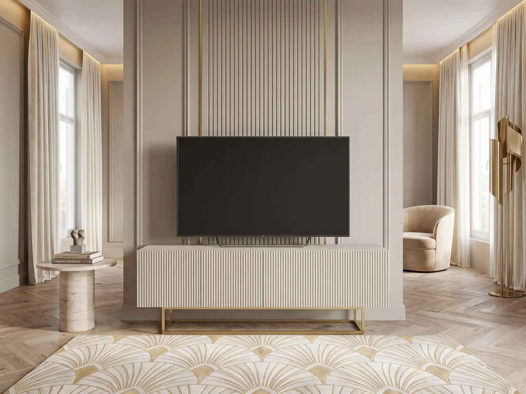 Meuble TV en bois moderne VELDIO dans un salon Art déco lumineux aux tons chauds, vue de face