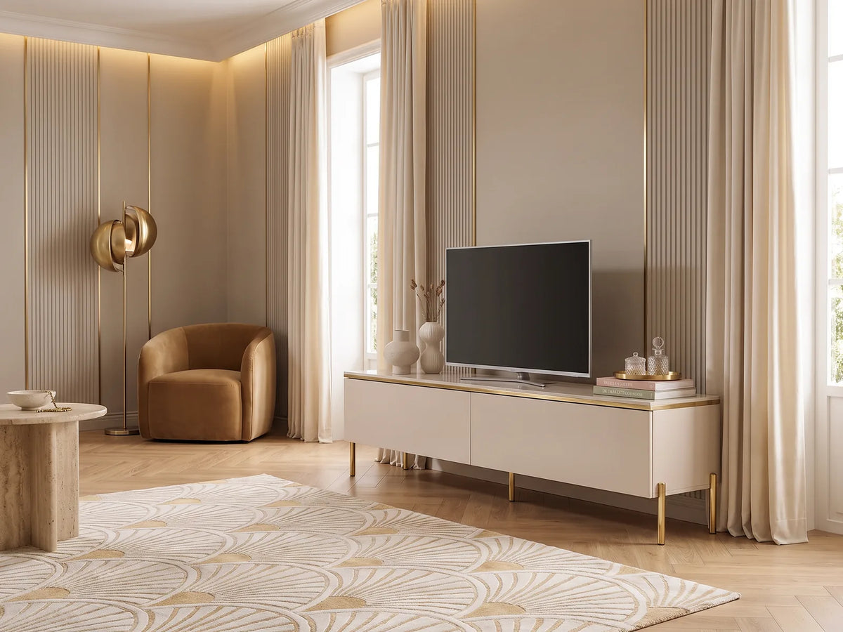 Meuble TV sur Pieds Beige et Doré 2 Portes 180 cm VUKIA dans un salon Art déco lumineux aux tons chauds, vue de face
